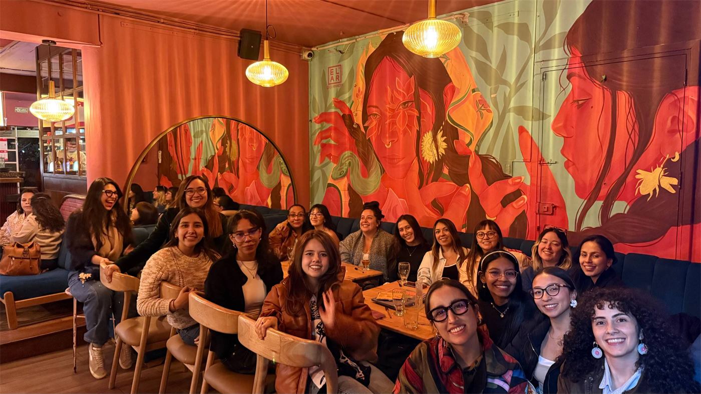 Mujeres de Feminario compartiendo en un restaurante